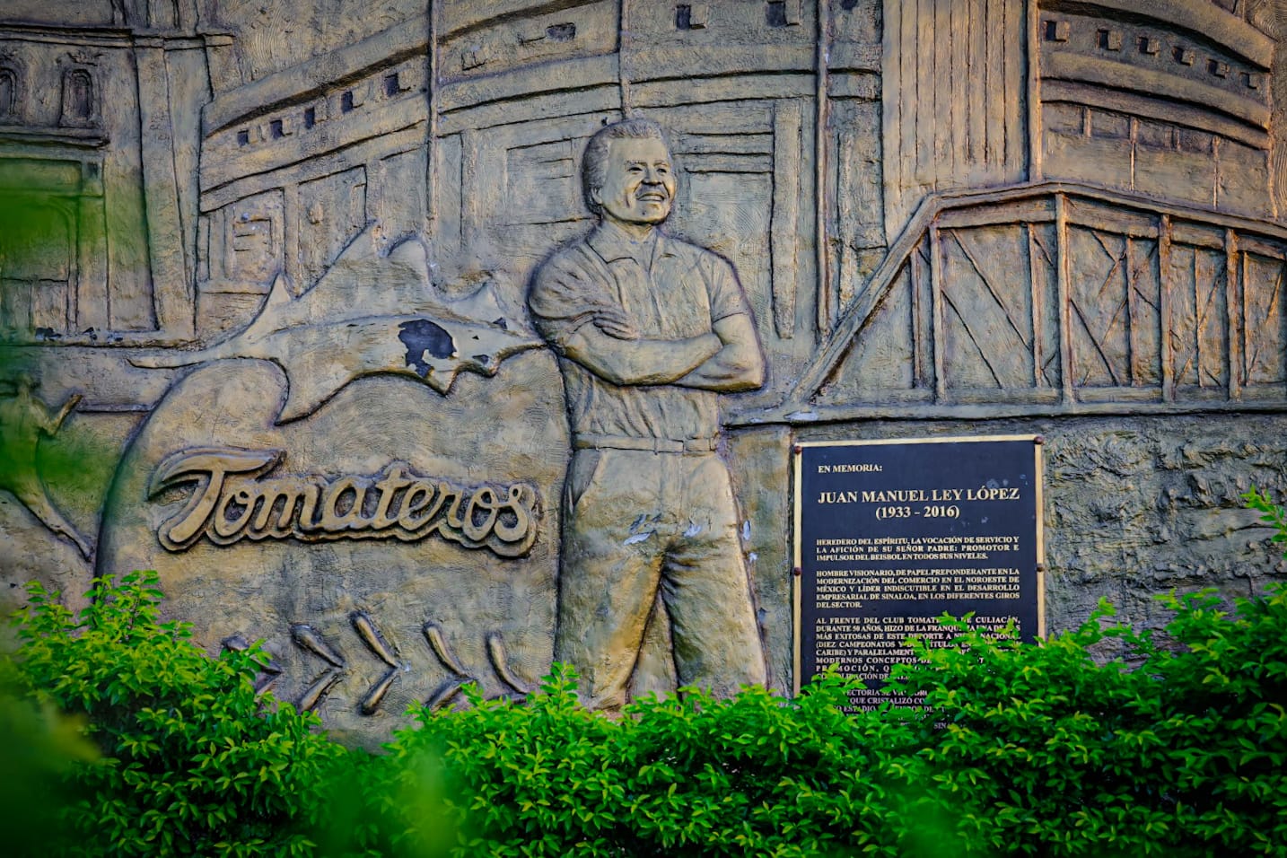 Memorial a Juan Manuel Ley López en estadio de Tomateros de Culiacán