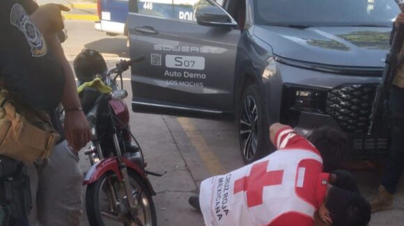 Adolescente termina lesionado en choque entre vagoneta y motocicleta en Guasave, Sinaloa