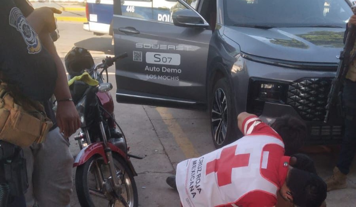 Menor de edad lesionado en choque entre camioneta y moto en Guasave