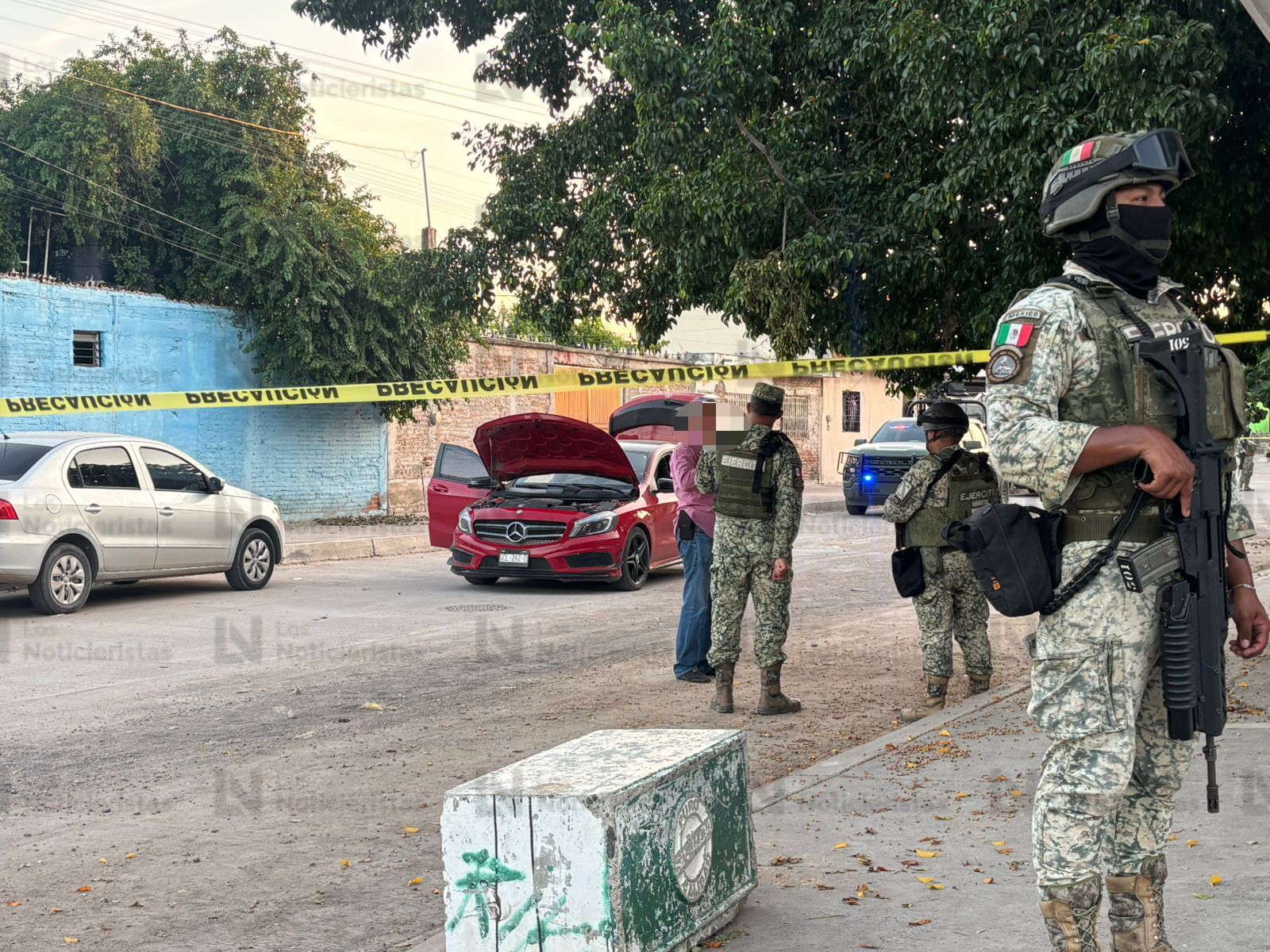 Atacan a balazos un auto Mercedez Benz en Culiacán