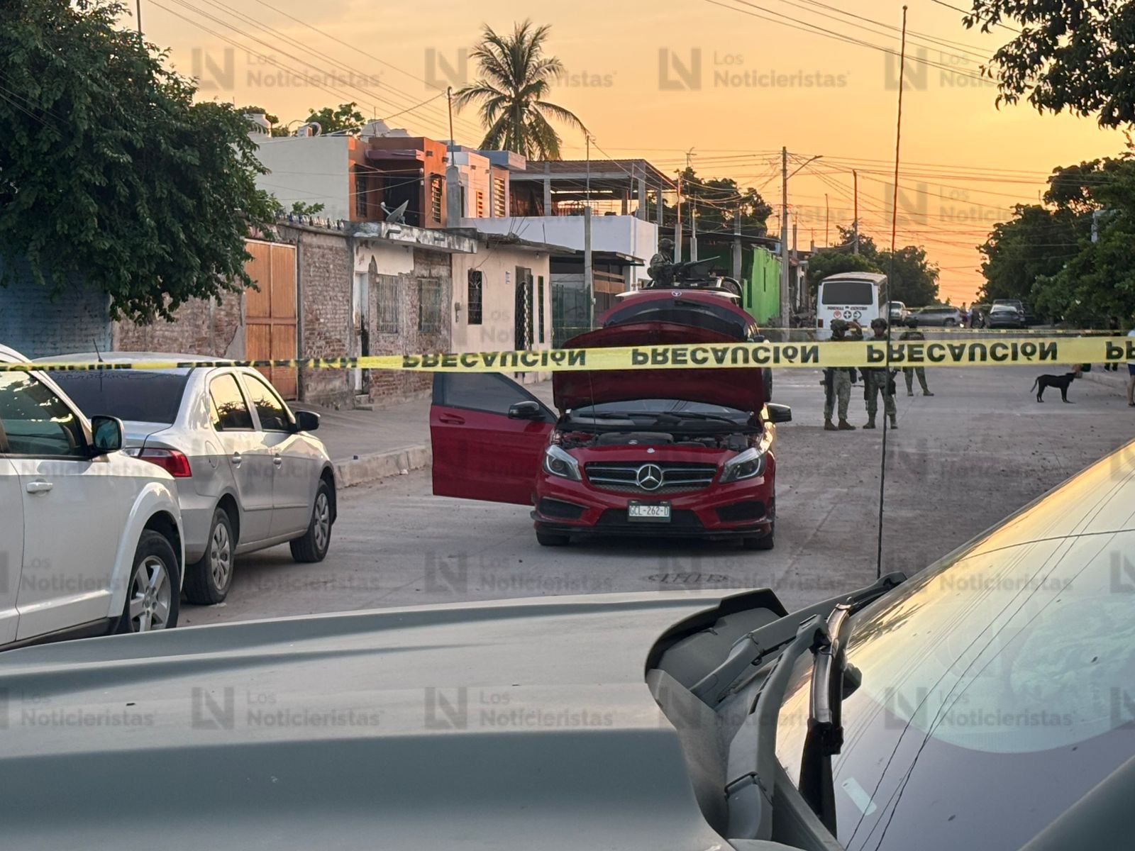 Atacan a balazos un auto Mercedez Benz en Culiacán