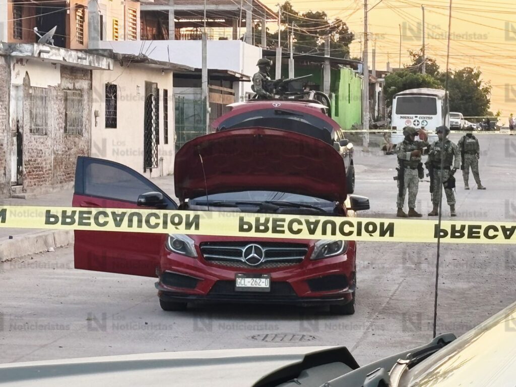 Atacan a balazos un auto Mercedez Benz en Culiacán