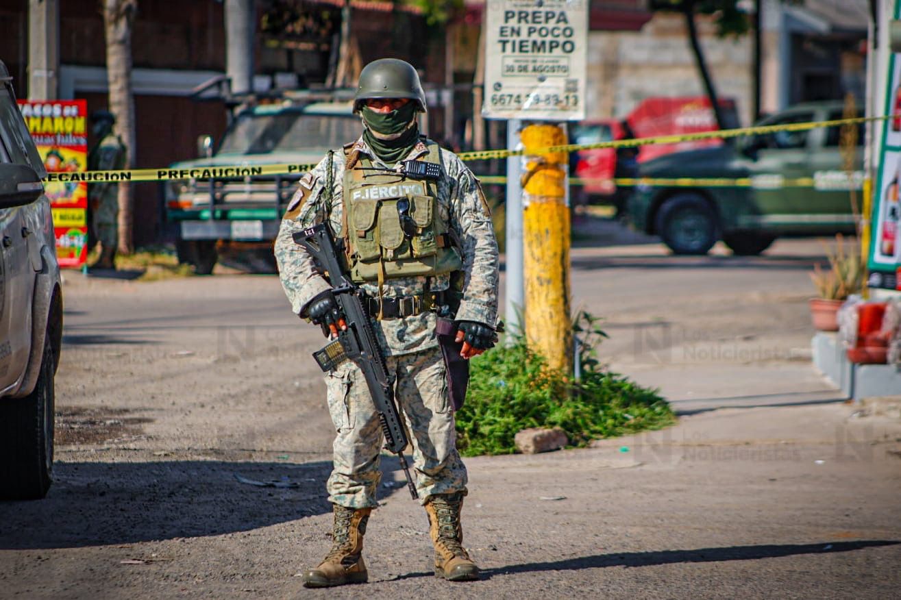 Elemento del Ejército en sitio de ejecución de un hombre en Culiacán