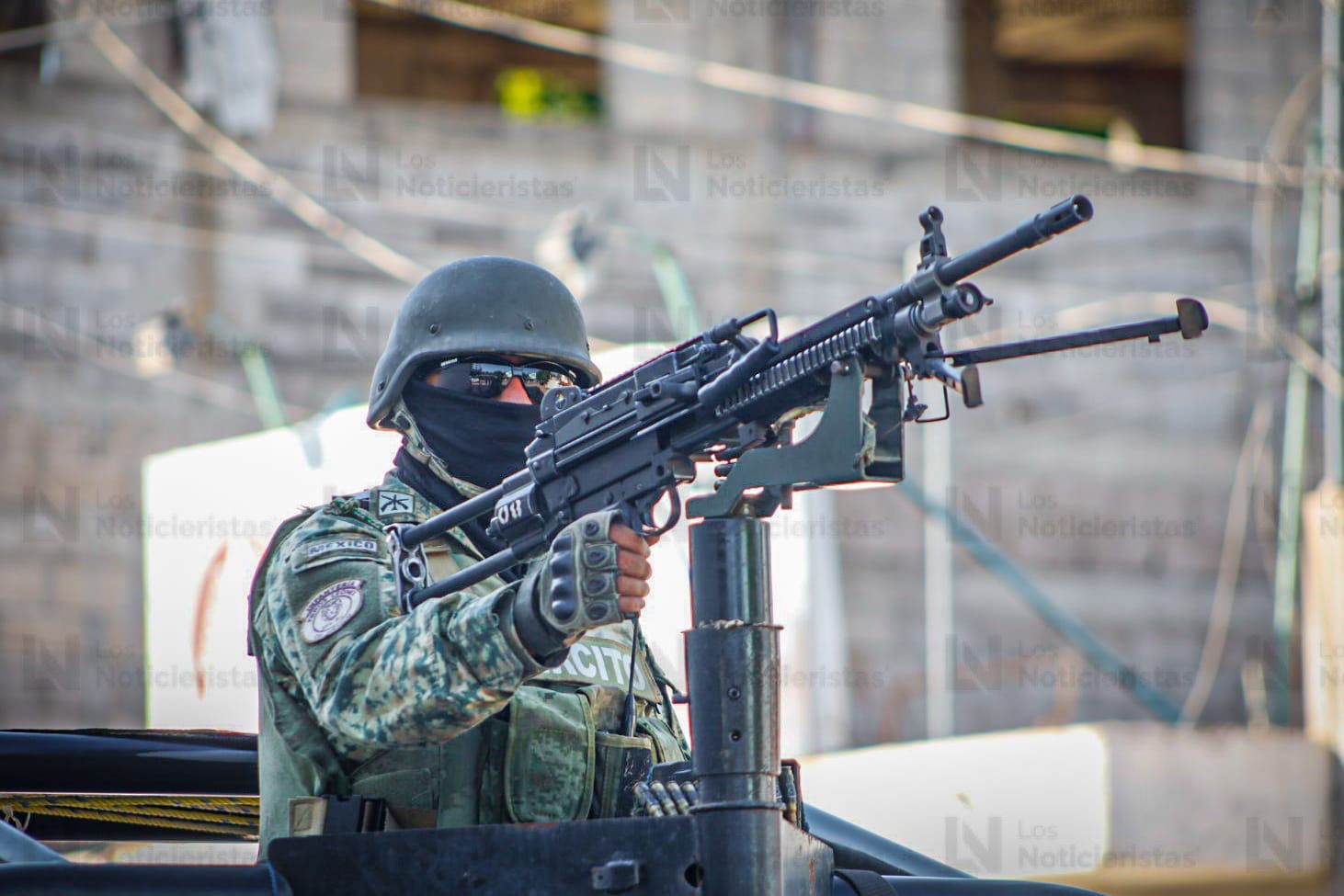 Elemento del Ejército en sitio de ejecución de un hombre en Culiacán