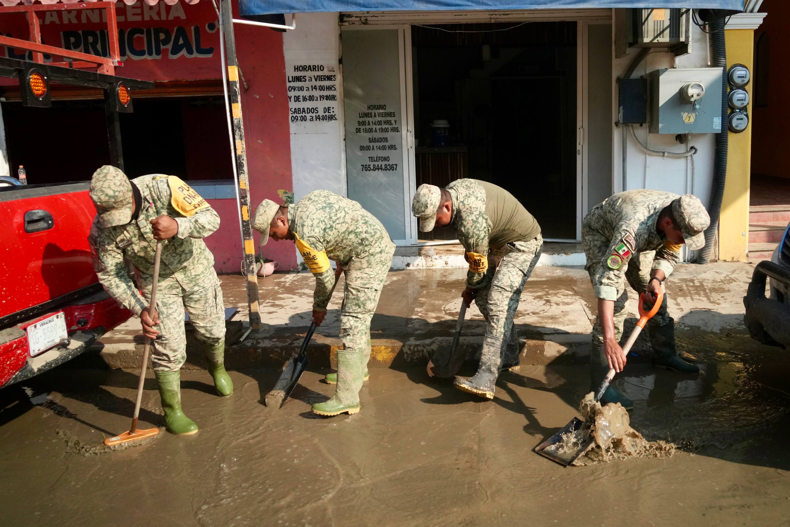 Claudia Sheinbaum supervisa limpieza y apoyos a población afectada por inundaciones en Veracruz