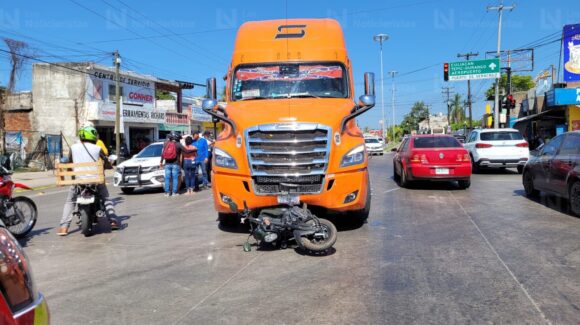 ¡La arrolla un tráiler y pierde la vida! Mujer motociclista quedó tendida en avenida cercana al Parque Bonfil de Mazatlán, Sinaloa