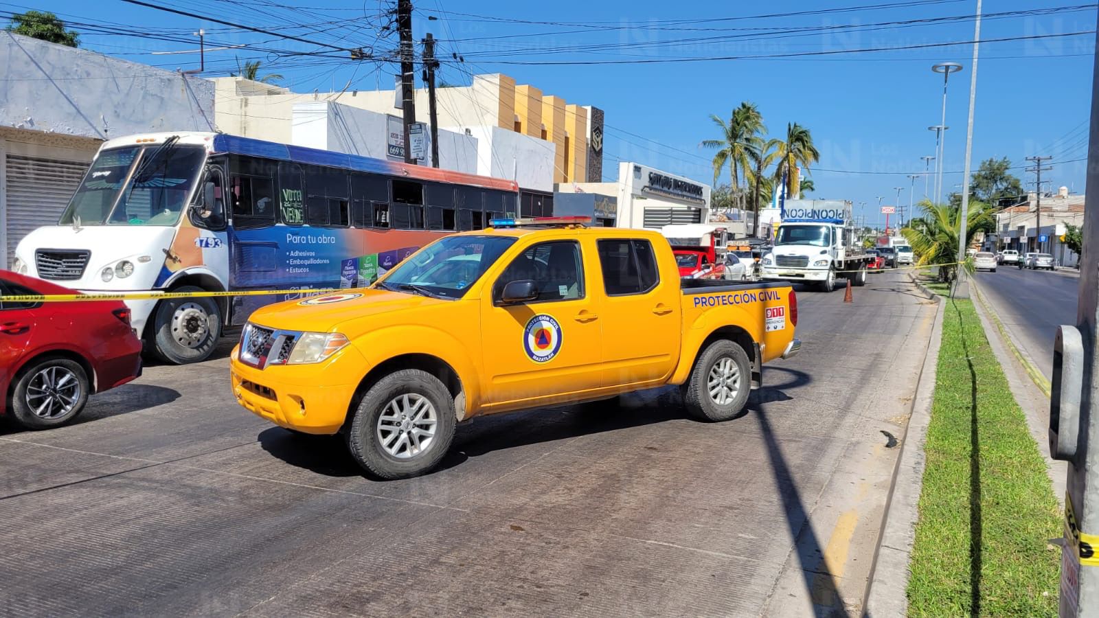 unidad de protección civil en el lugar donde joven motociclista perdió la vida luego de ser arrollada por un tráiler