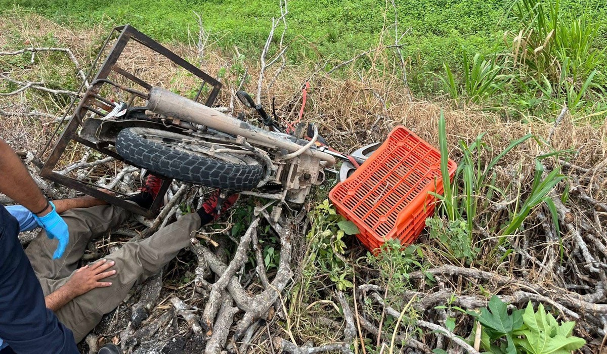 Motociclista cae a zanja en carretera Villa Unión-Walamo