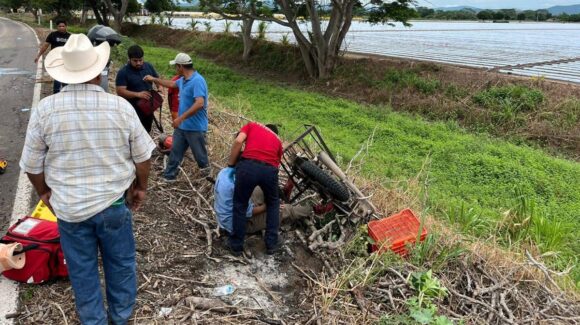 Motociclista derrapa y cae a zanja en la carretera Villa Unión-Walamo, en Mazatlán, Sinaloa