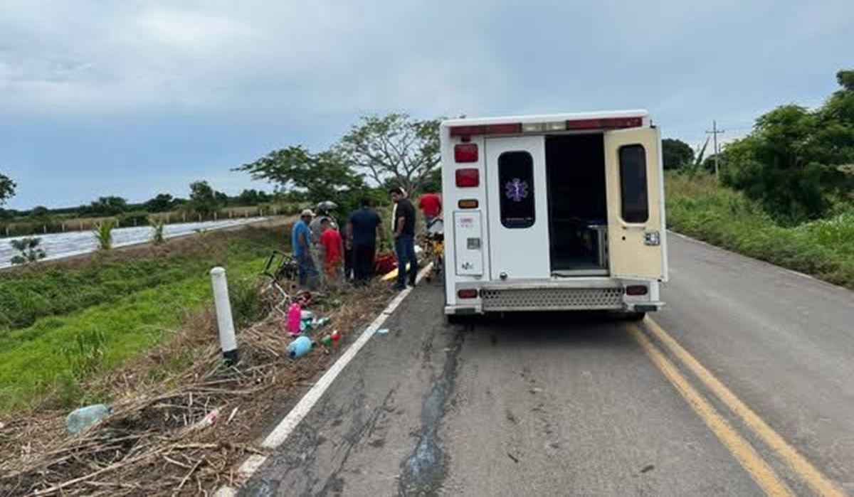 Motociclista cae a zanja en carretera Villa Unión-Walamo