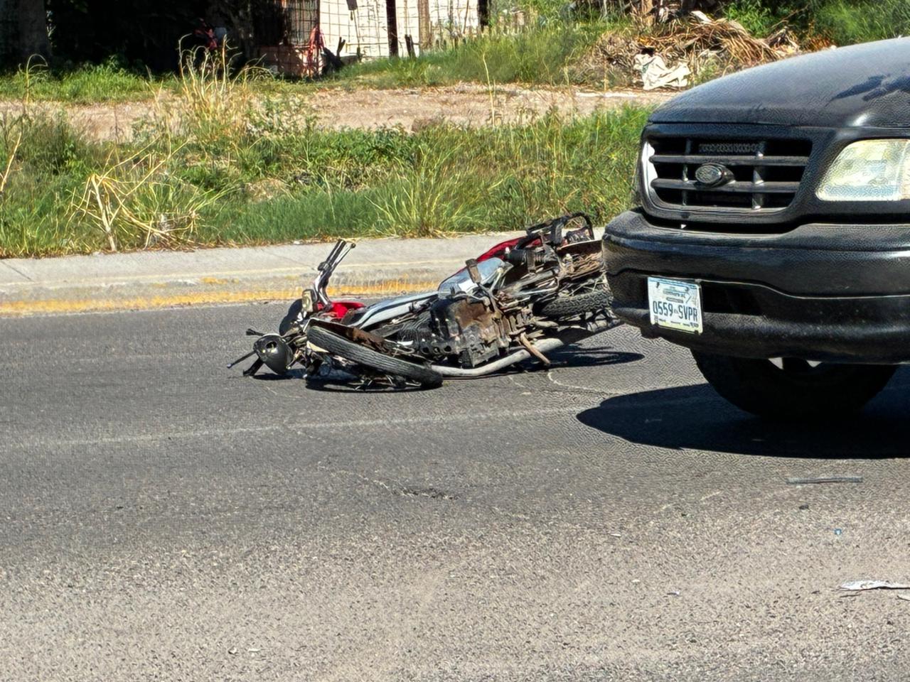 Motociclista lesionado en choque contra vagoneta en Los Mochis
