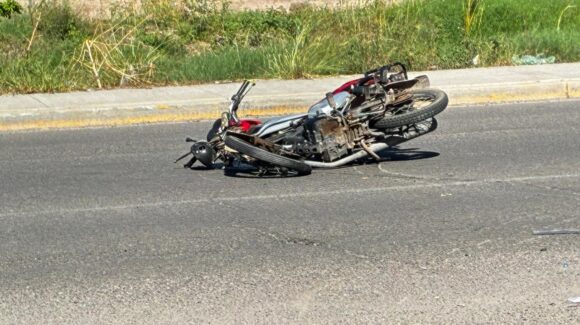 Motociclista resulta lesionado tras impactarse contra vagoneta en la carretera Los Mochis-Ahome