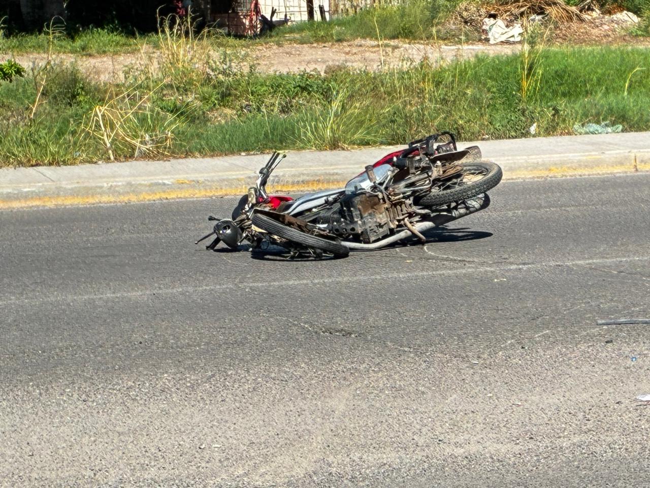 Motociclista lesionado en choque contra vagoneta en Los Mochis