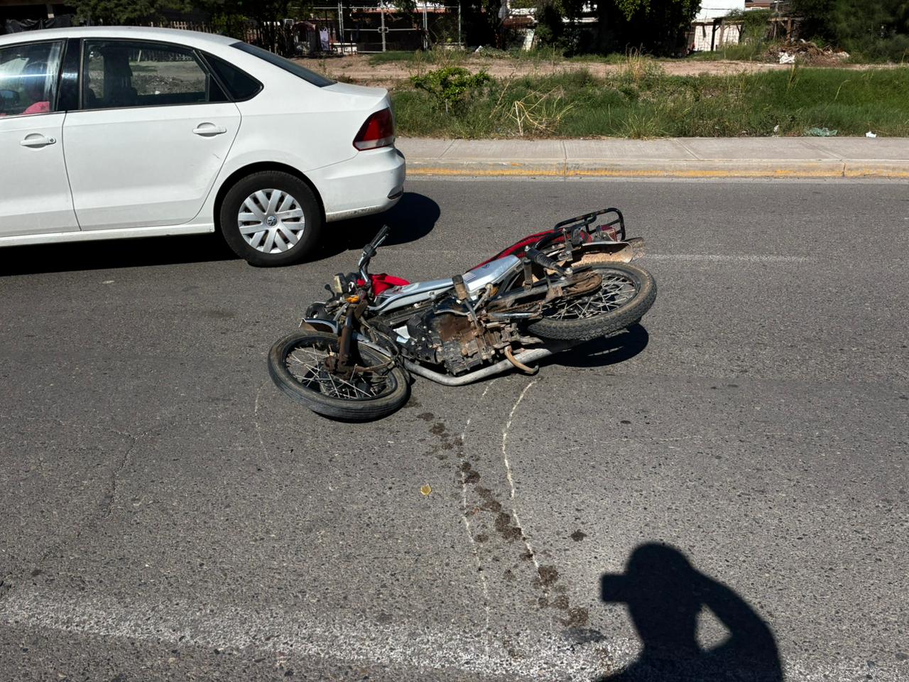 Motociclista lesionado en choque contra vagoneta en Los Mochis