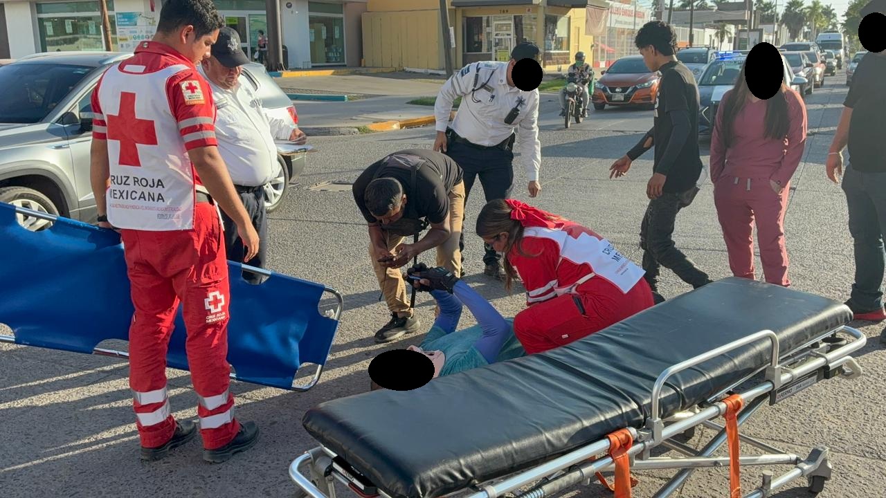 Paramédicos de Cruz Roja Los Mochis atendieron al motociclista lesionado