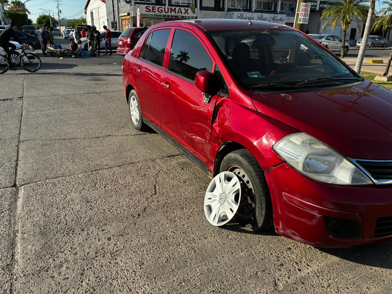 Motociclista lesionado tras chocar contra vehíclo en Los Mochis