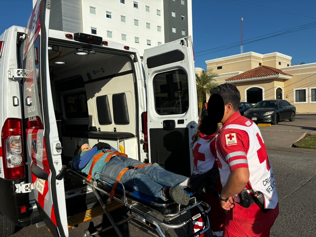 Paramédicos de Cruz Roja Los Mochis atendieron al motociclista lesionado