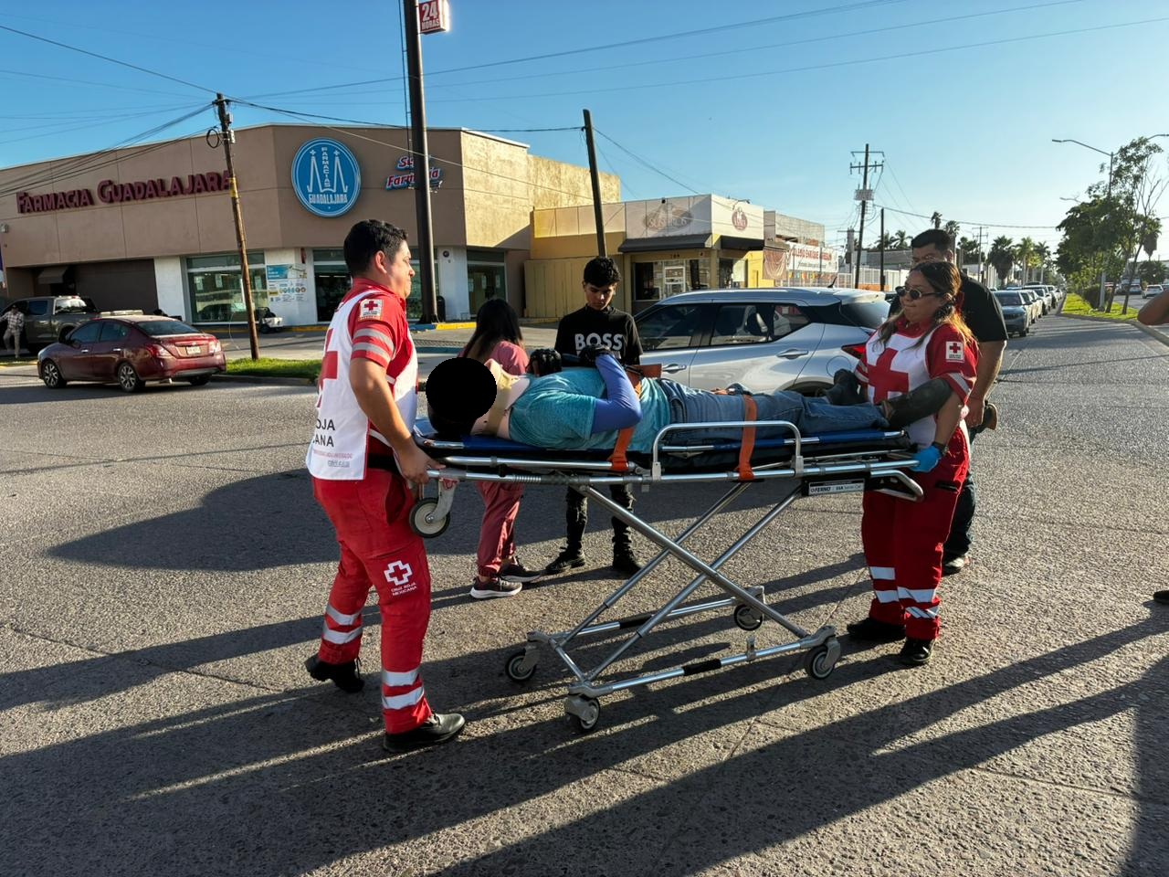 Paramédicos de Cruz Roja Los Mochis atendieron al motociclista lesionado