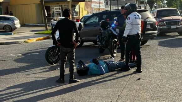 Motociclista termina en el hospital tras impactarse contra vehículo en Los Mochis, Sinaloa
