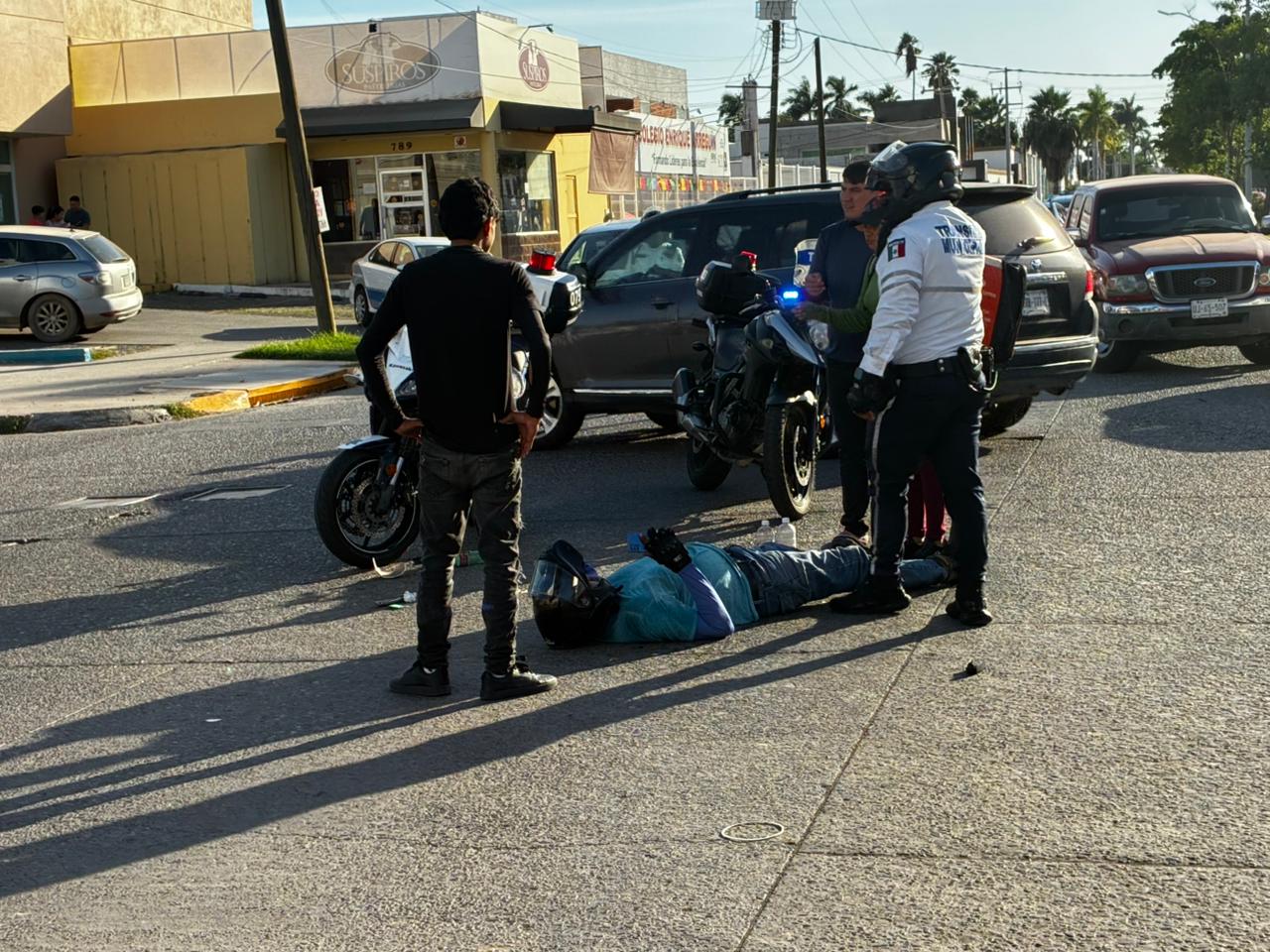 Motociclista lesionado tras chocar contra vehíclo en Los Mochis