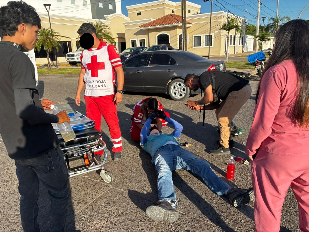 Paramédicos de Cruz Roja Los Mochis atendieron al motociclista lesionado