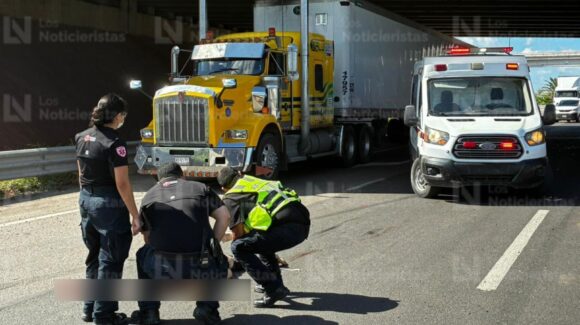 Mujer adulta pierde la vida tras ser arrollada por un vehículo en el distribuidor vial el trébol en Los Mochis, Sinaloa