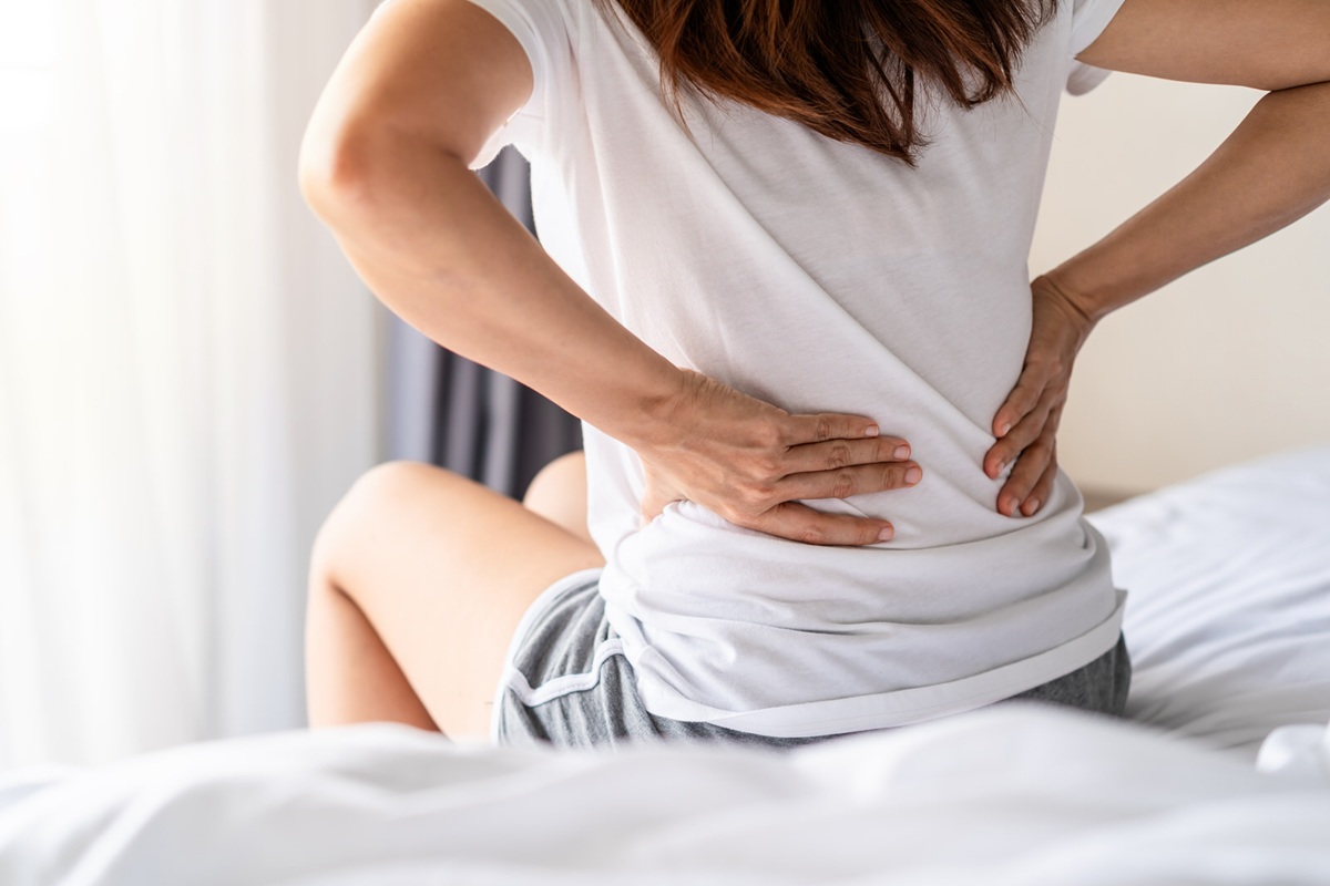 Mujer con dolor de espalda. Día Mundial contra el Dolor
