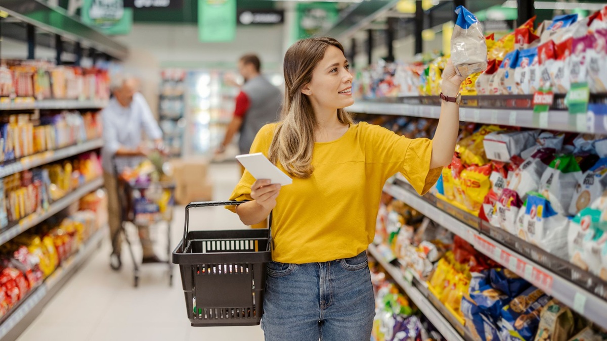 Joven mujer en supermercado