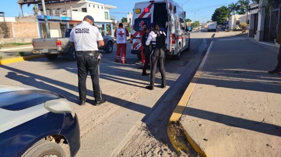 Mujer resulta lesionada tras sufrir derrapamiento en Guasave, Sinaloa