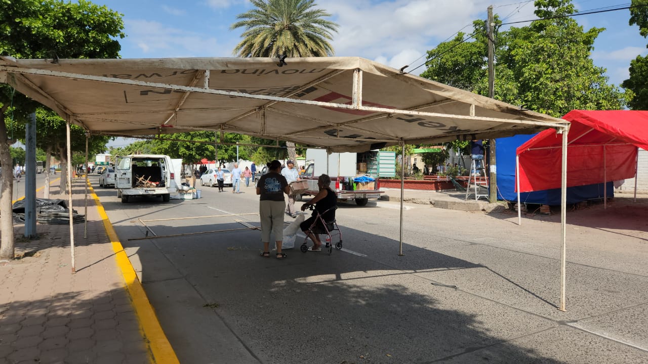Negocios de flores afuera de panteón en Guasave, Sinaloa
