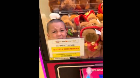 Sucedió en Guadalajara… niño se ve atrapado en máquina expendedora tipo ‘garra’ y su video se hace viral