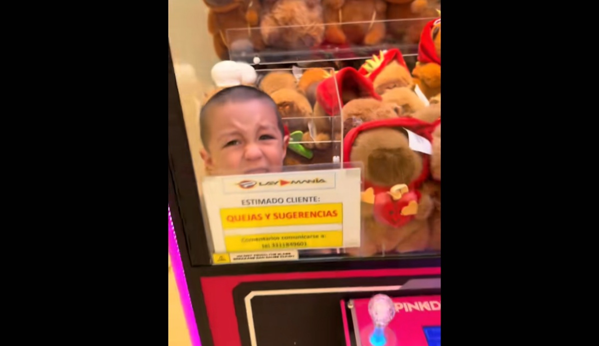 Niño atrapado en maquina de peluches en Guadalajara