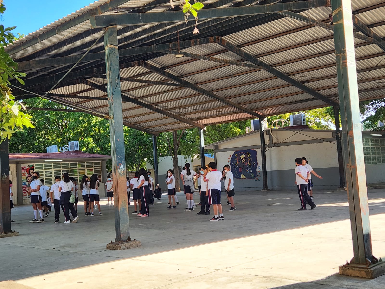 niños en la escuela mariano escobedo de Guasave