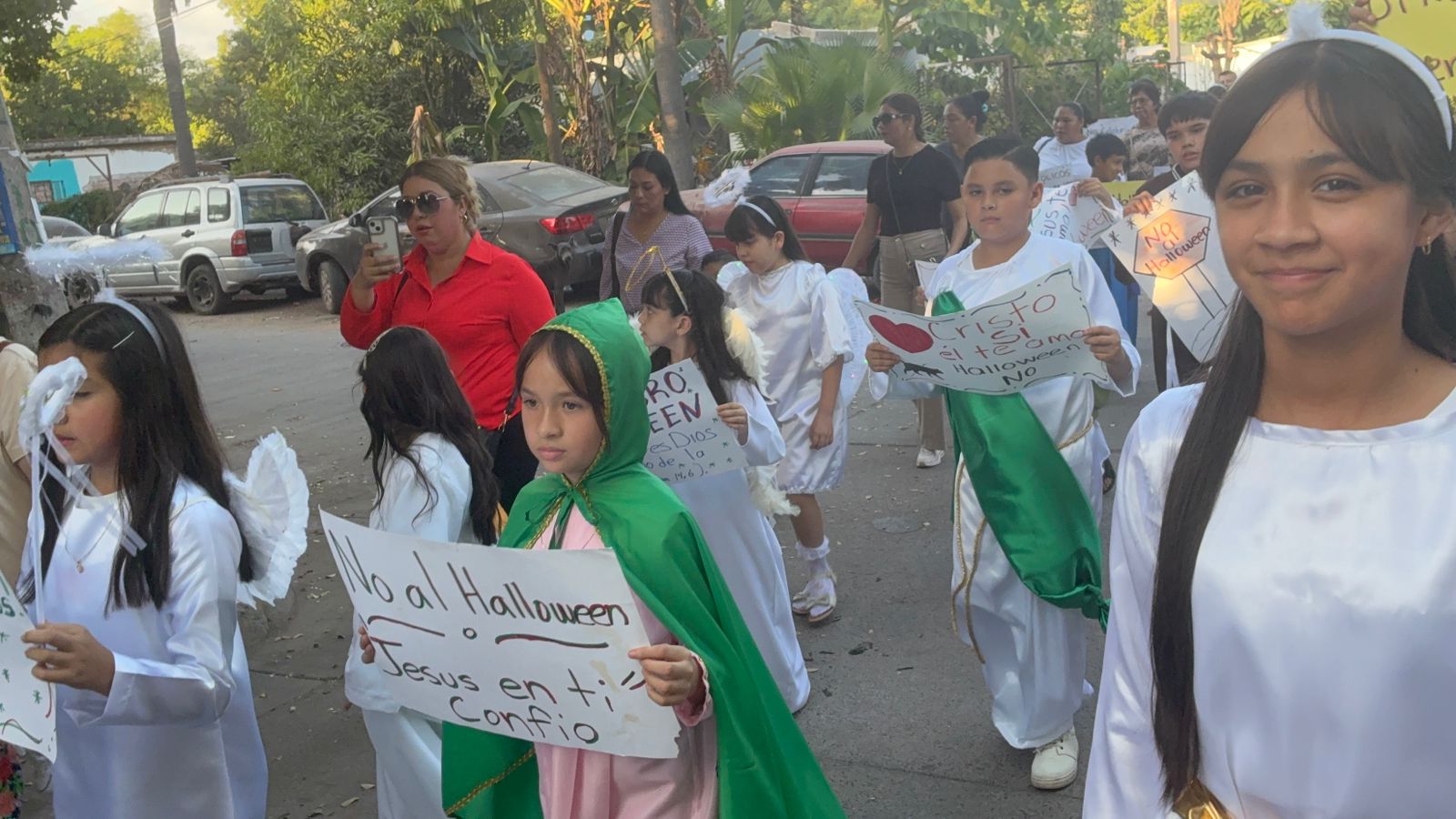 Niños se manifiestan contra el Halloween en Los Mochis, Sinaloa