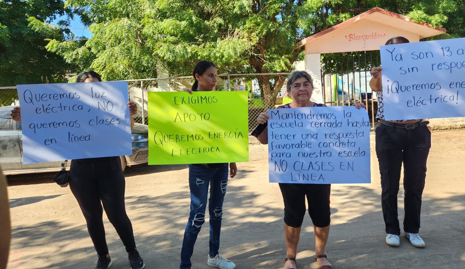 padres de la primaria de caimanero guasave protestan en escuela