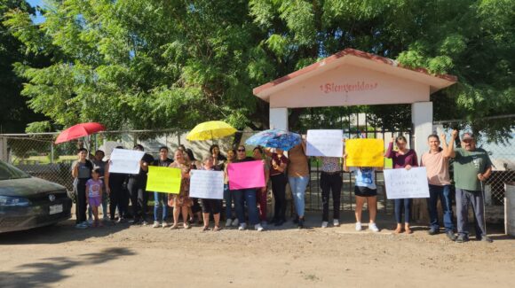 ¡Avisados! Por falta de luz, padres de la primaria de Caimanero, Guasave, Sinaloa, amenazan con tomar Servicios Regionales