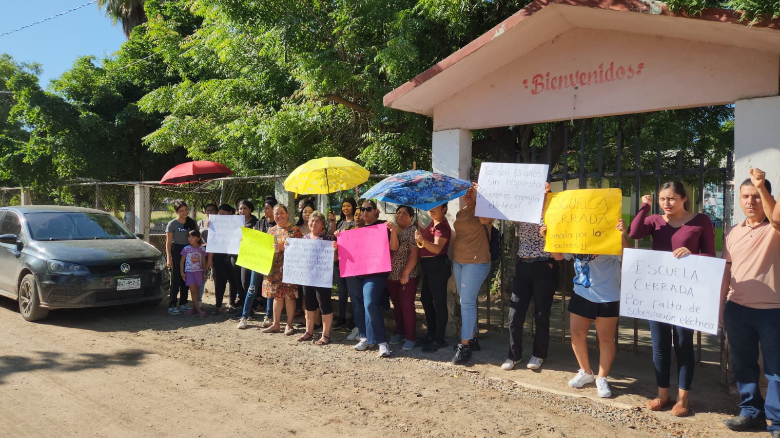 padres de la primaria de caimanero guasave toman escuela