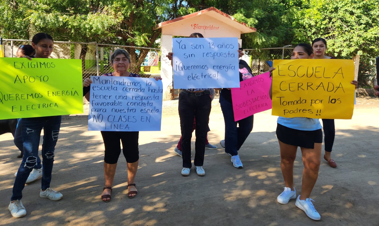 padres de la primaria del caimanero guasave en protesta