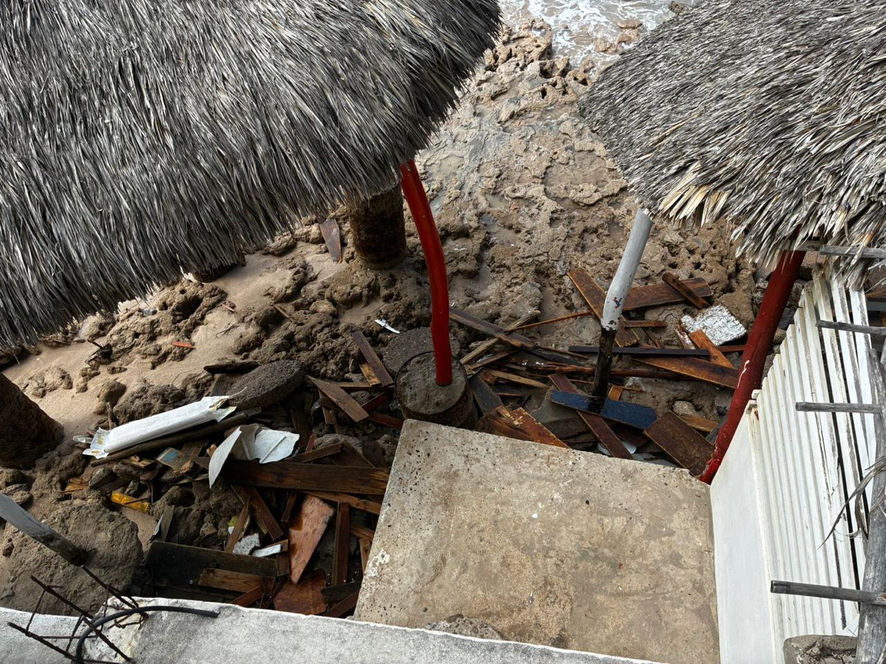 Palapas en Mazatlán, Sinaloa, destruidas tras alta marejada