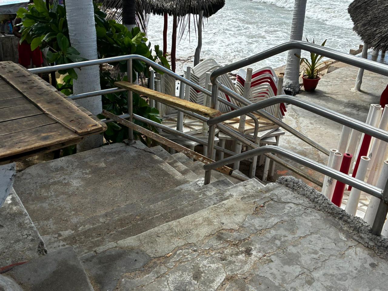 Palapas en Mazatlán, Sinaloa, destruidas tras alta marejada