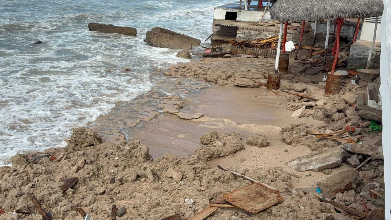 Palapas en Mazatlán, Sinaloa, destruidas tras alta marejada