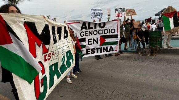 Mazatlecos se solidarizan con Palestina y condenan la violencia en Gaza con manifestación