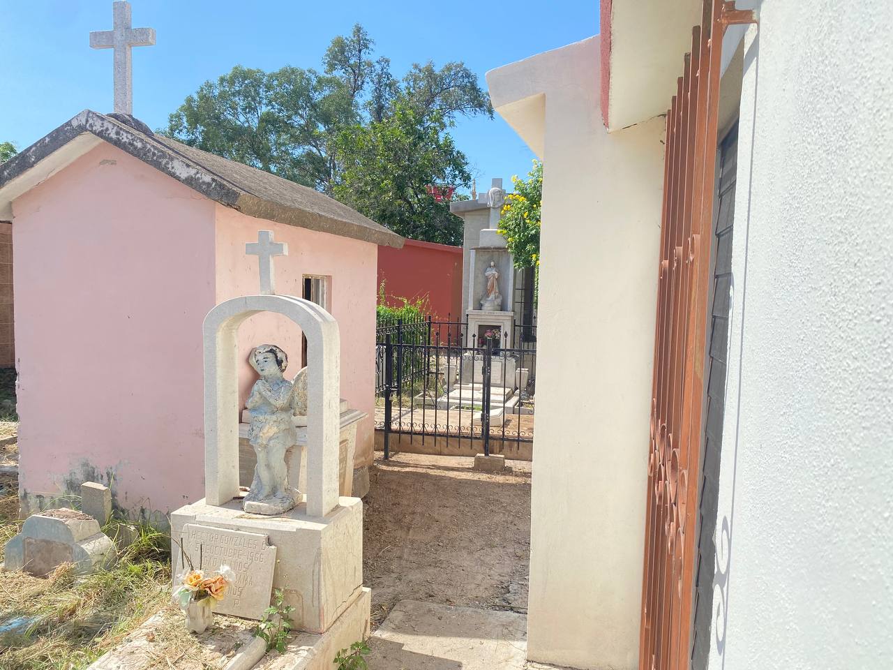 Limpieza de panteones en Guasave para el Día de Muertos