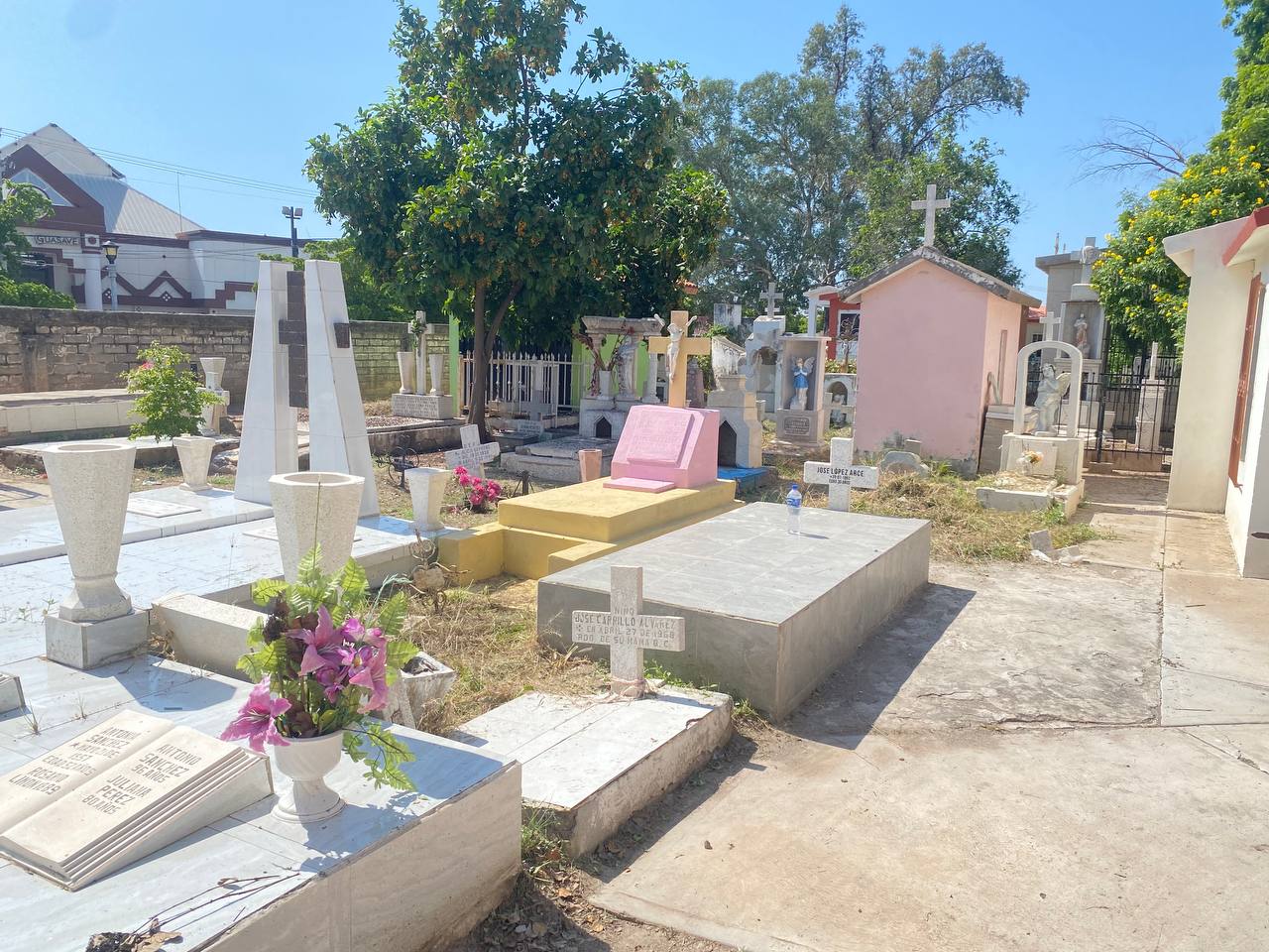 Limpieza de panteones en Guasave para el Día de Muertos