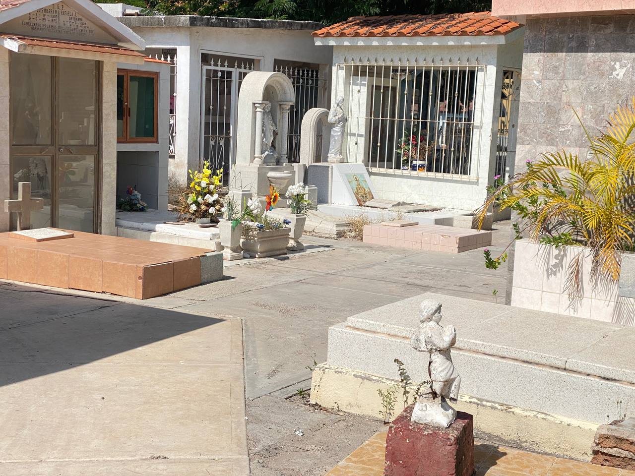 Limpieza de panteones en Guasave para el Día de Muertos