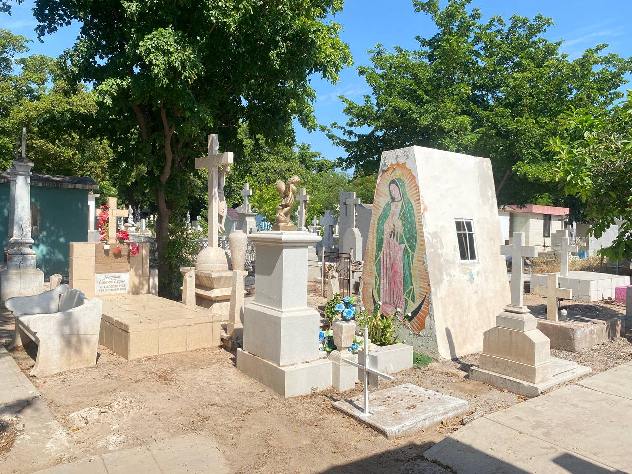 Limpieza de panteones en Guasave para el Día de Muertos