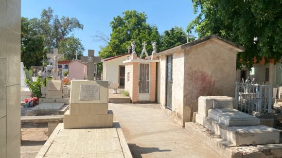 Protección Civil en Guasave, Sinaloa, llama a tomar precauciones durante las visitas a los panteones en Día de Muertos