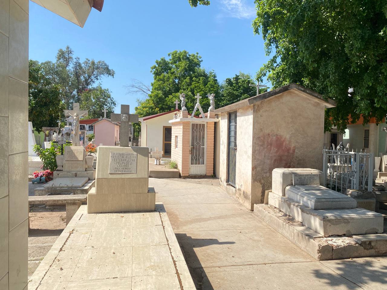 Limpieza de panteones en Guasave para el Día de Muertos