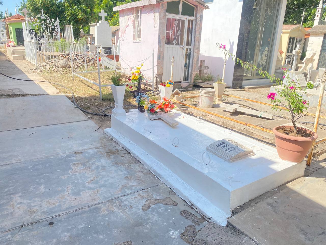 Limpieza de panteones en Guasave para el Día de Muertos