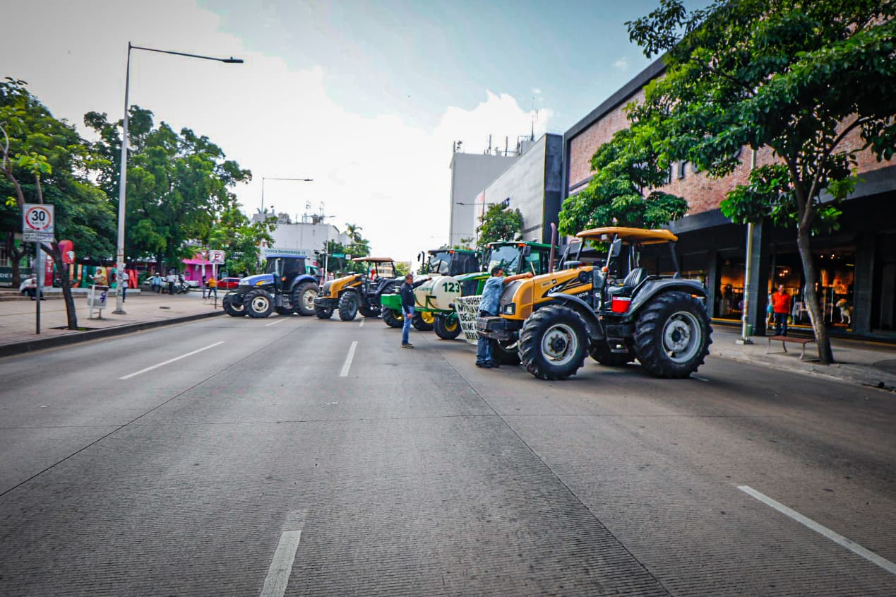 paro nacional por rescate al campo de agricultores de sinaloa tractores